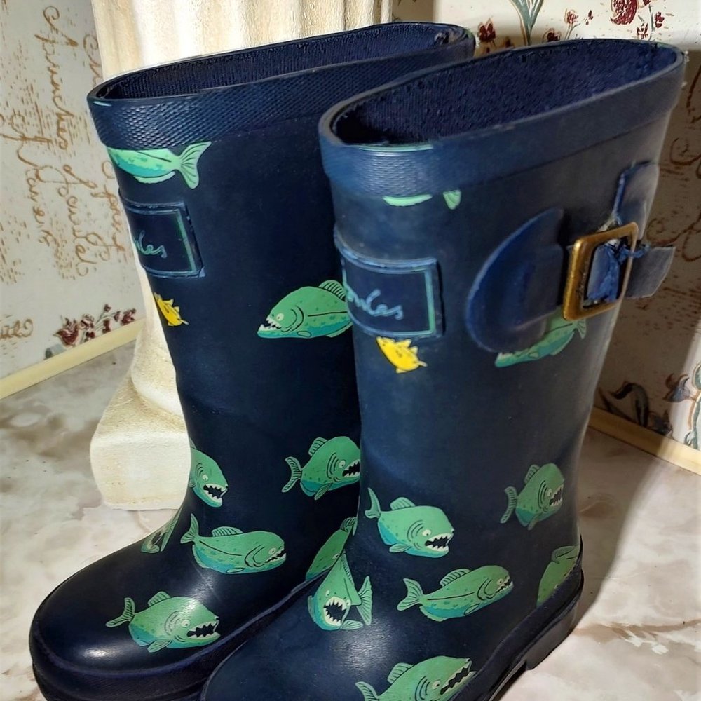 Joules Wellington Boy Boot with piranha print navy/green Size 8